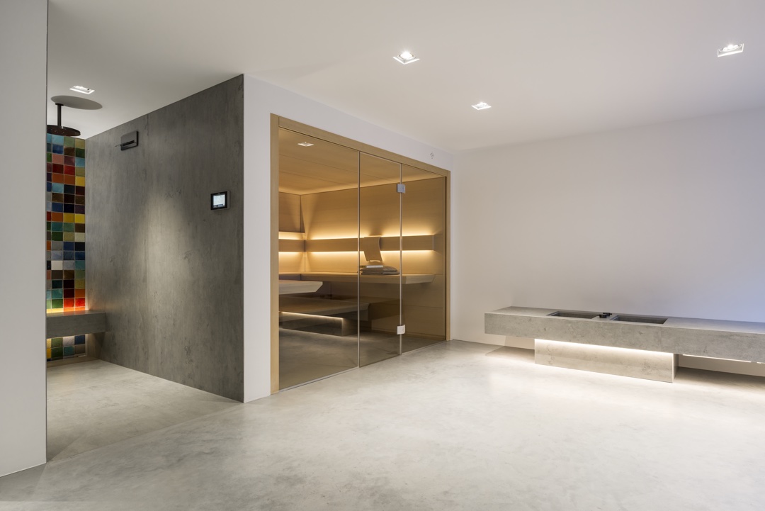 Wellnessbereich mit Sauna und farbiger Fliesenwand von Hengster Haustechnik